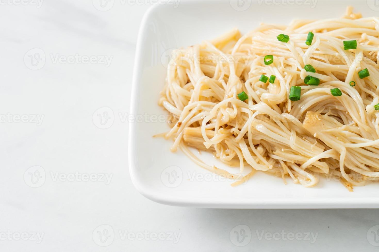 gebratener goldener Nadelpilz mit Butter foto