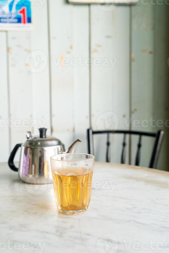 heißer chinesischer tee im glas foto