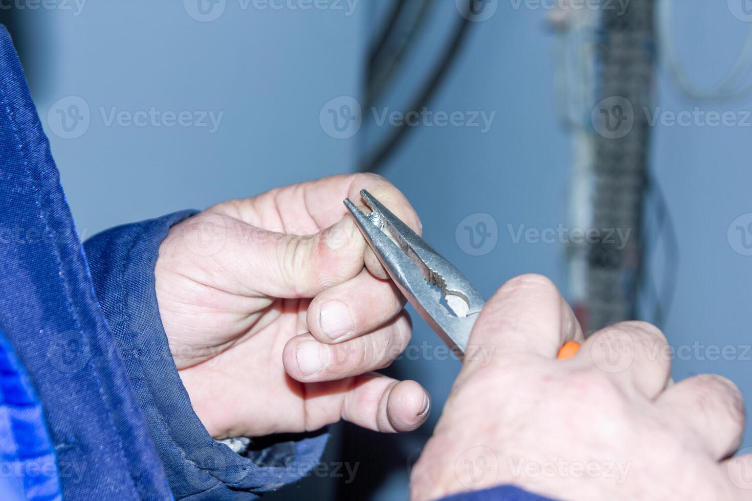 Mann Arbeiten im alt Fabrik foto