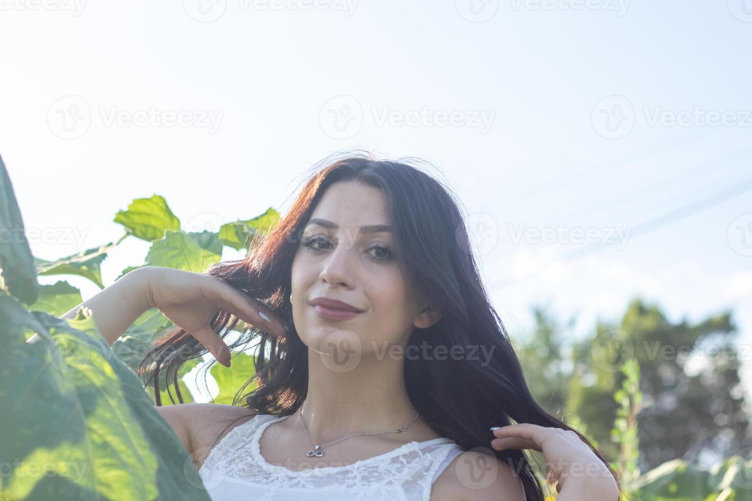 ziemlich jung Frau im das Natur, Sommer- Landschaft foto