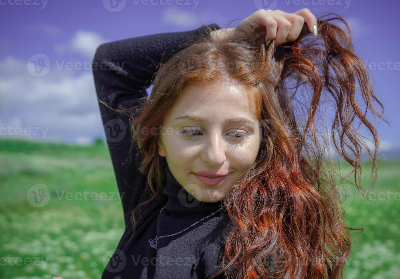 rot behaart Frau im das Park, ziemlich Frau im das Natur foto