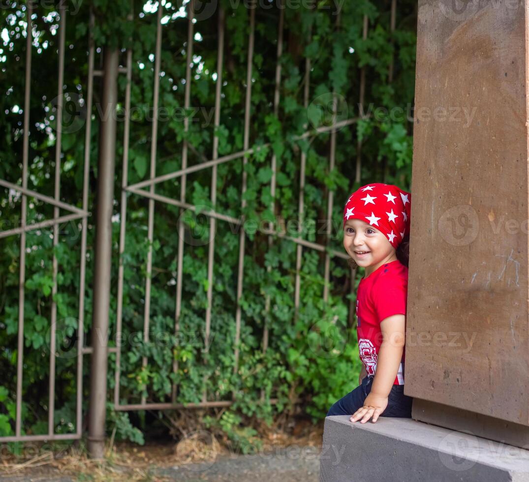 glücklich wenig Junge spielen im das Park, lange Haar Junge im das Park foto