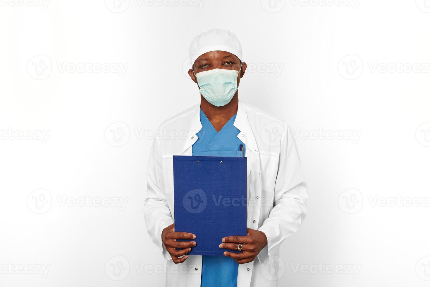 schwarz der Chirurg Arzt Mann im Weiß Mantel Deckel und der Chirurg Maske hält medizinisch Aufzeichnungen mit Diagnose foto