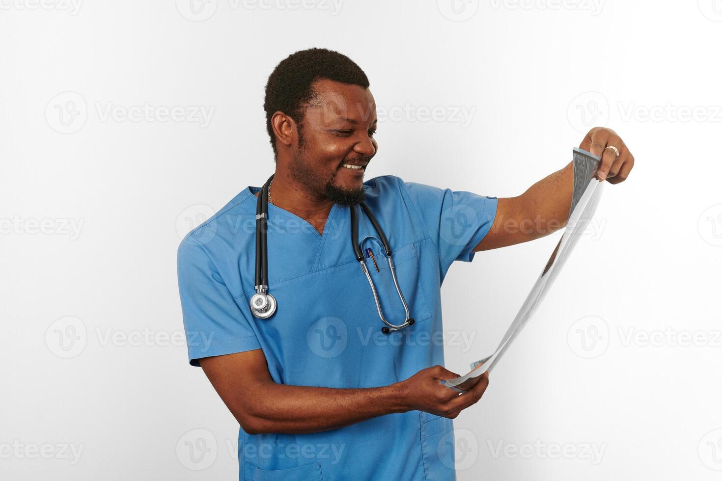 Schwarzer Chirurg Arzt bärtiger Mann im blauen Mantel mit verschränkten Armen isolierter weißer Hintergrundkopienraum foto