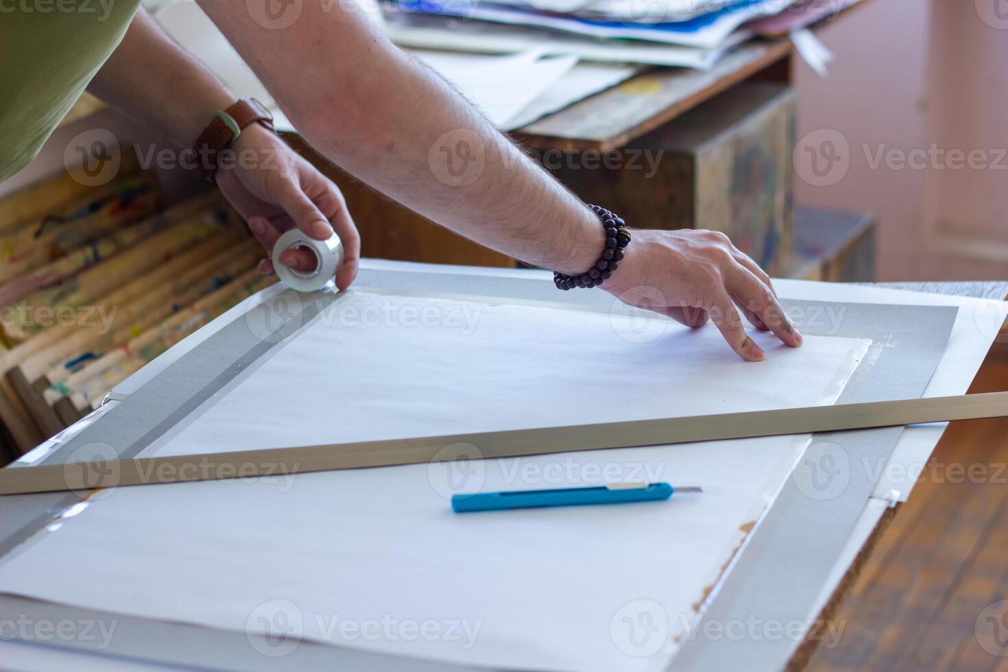 Lehrer Portion Schüler im Kunst Schule, Schüler mit schützend Maske Zeichnung Bild foto