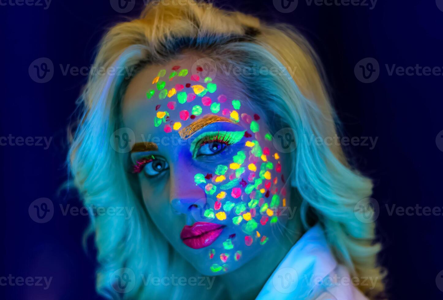 Porträt von ein Frau mit gemalt Gesicht, Frau mit uv bilden im Studio, Porträt von ein Frau im Karneval Maske, das Frau ist dekoriert im ein ultraviolett Pulver foto