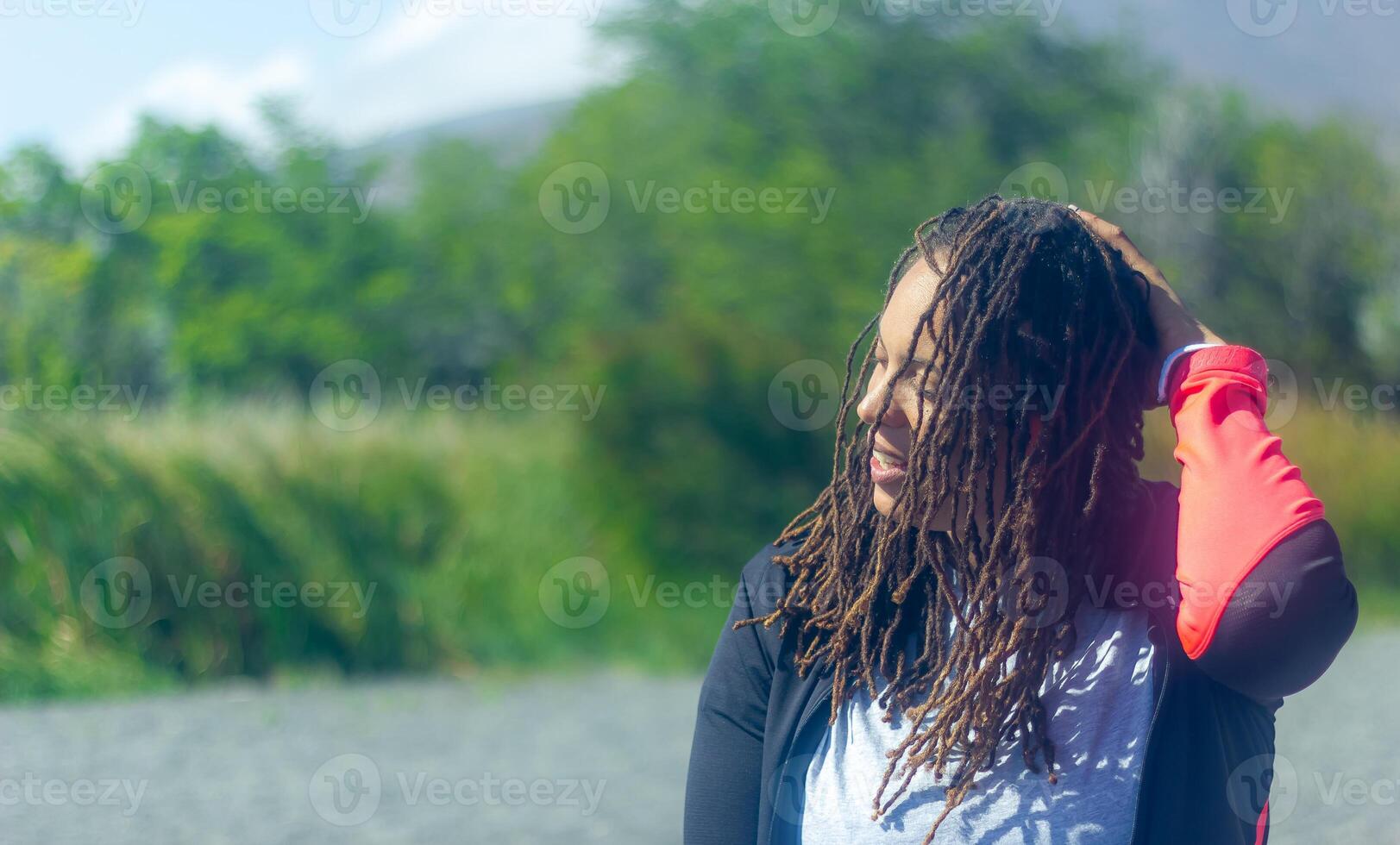 Porträt von afrikanisch Frau im das Park foto