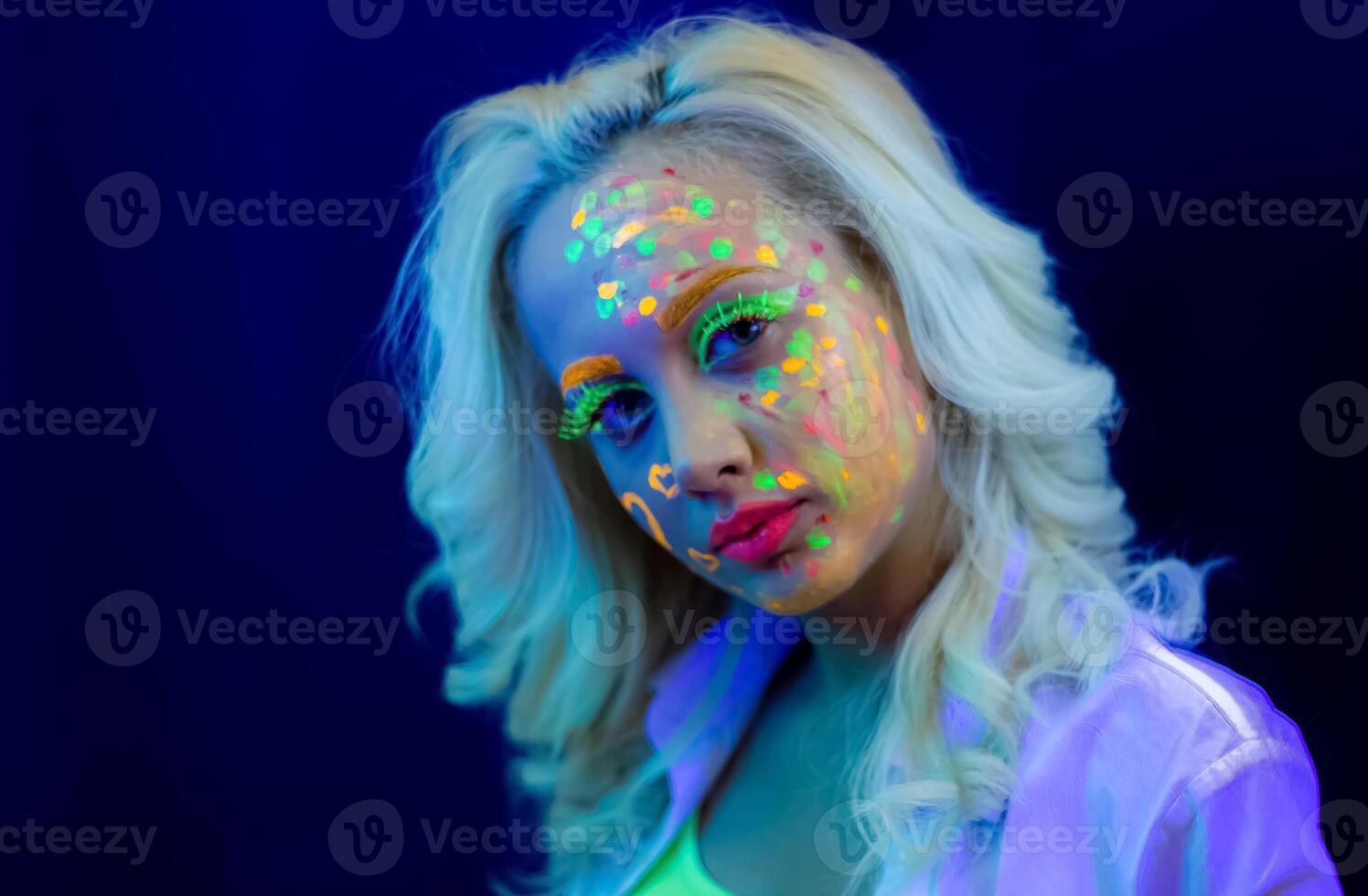 Porträt von ein Frau mit gemalt Gesicht, Frau mit uv bilden im Studio, Porträt von ein Frau im Karneval Maske, das Frau ist dekoriert im ein ultraviolett Pulver foto