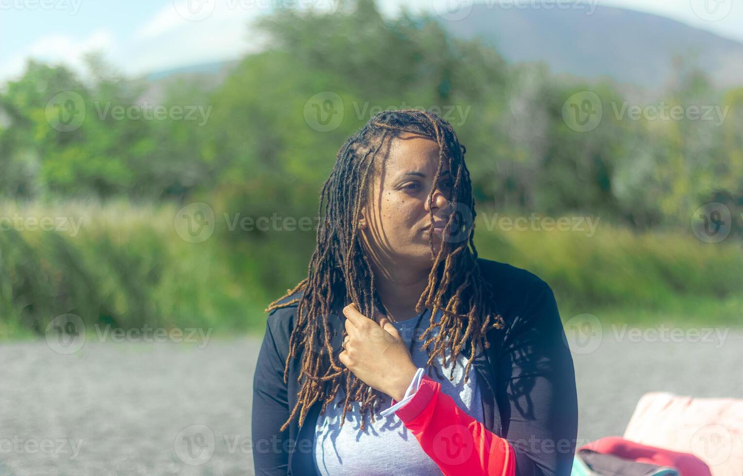 Porträt von afrikanisch Frau im das Park foto