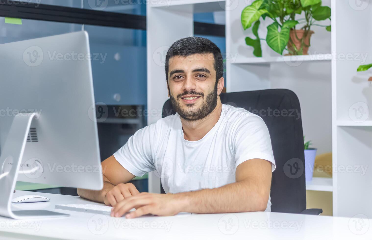 Person Arbeiten im Büro, Person beim das Arbeit foto