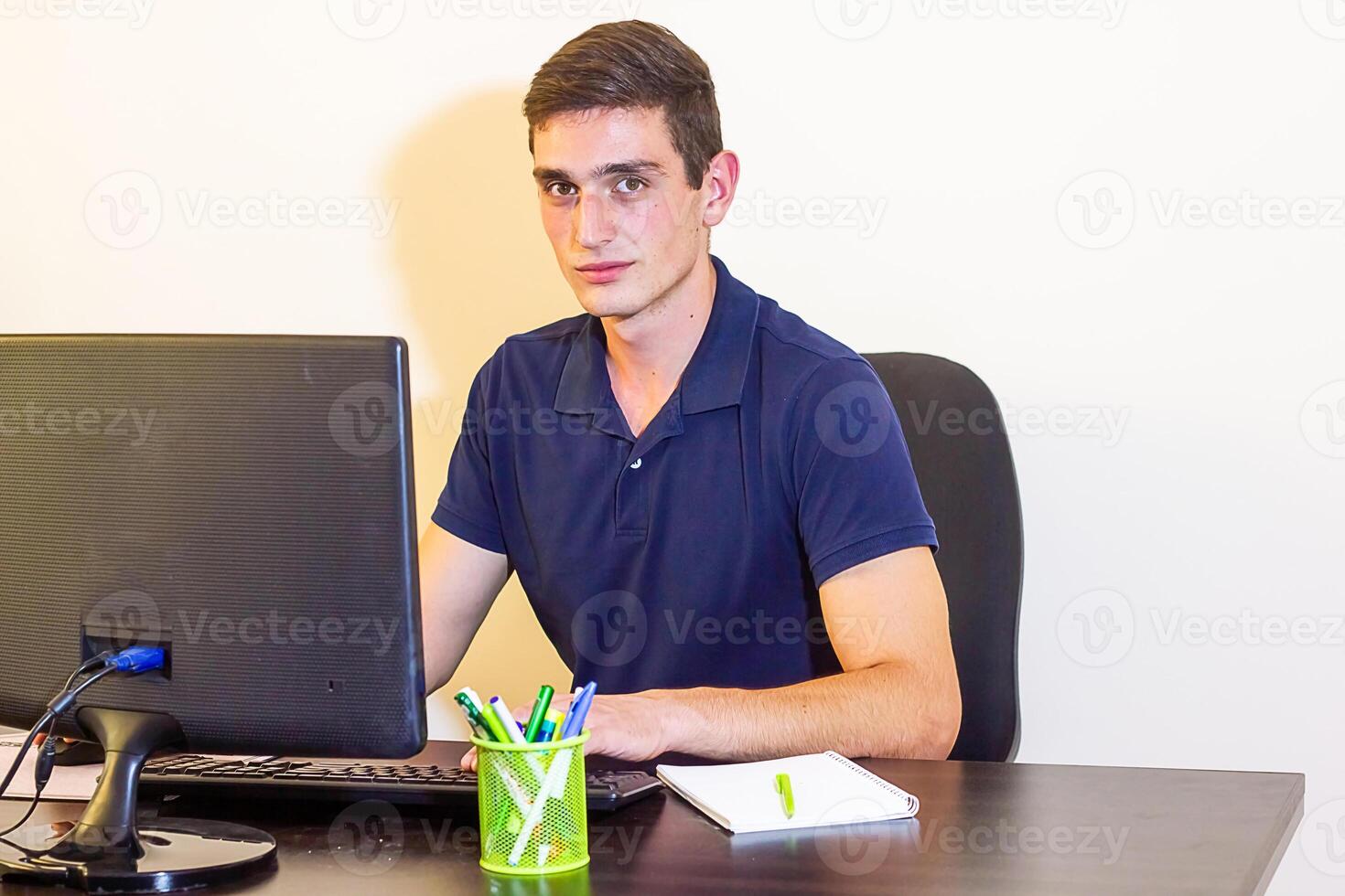 Person Arbeiten im Büro, Person beim das Arbeit foto