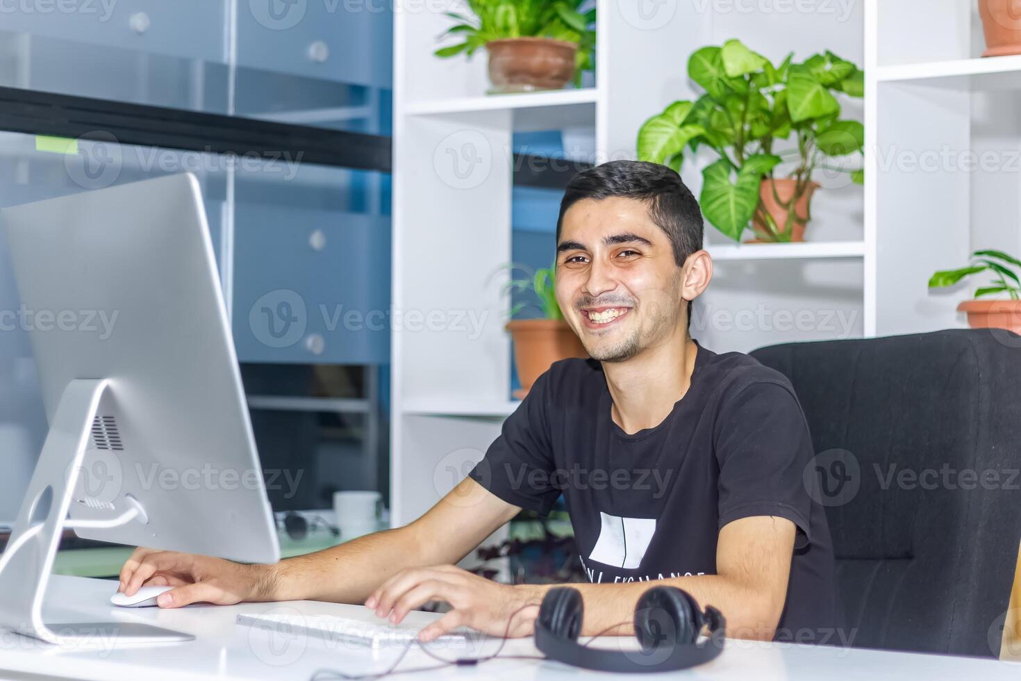 Person Arbeiten im Büro, Person beim das Arbeit foto