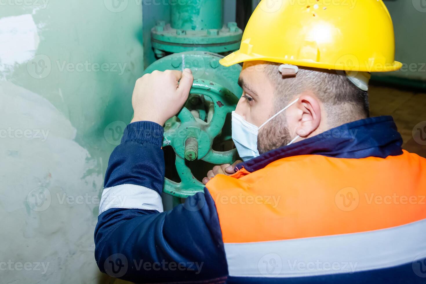 industriell Arbeiter beim das Arbeit foto