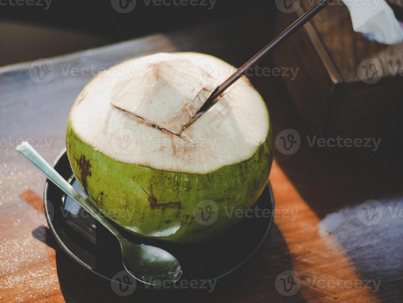 Kokosnuss Saft auf hölzern Tabelle im das Kaffee Geschäft, Lager Foto