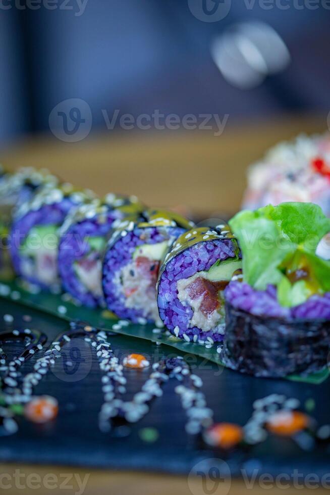 Sushi rollen mit Lachs Thunfisch Avocado und Tobiko Kaviar foto