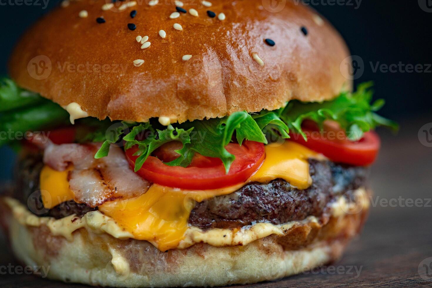 Käse Burger - - amerikanisch Käse Burger mit frisch Salat auf hölzern Hintergrund foto