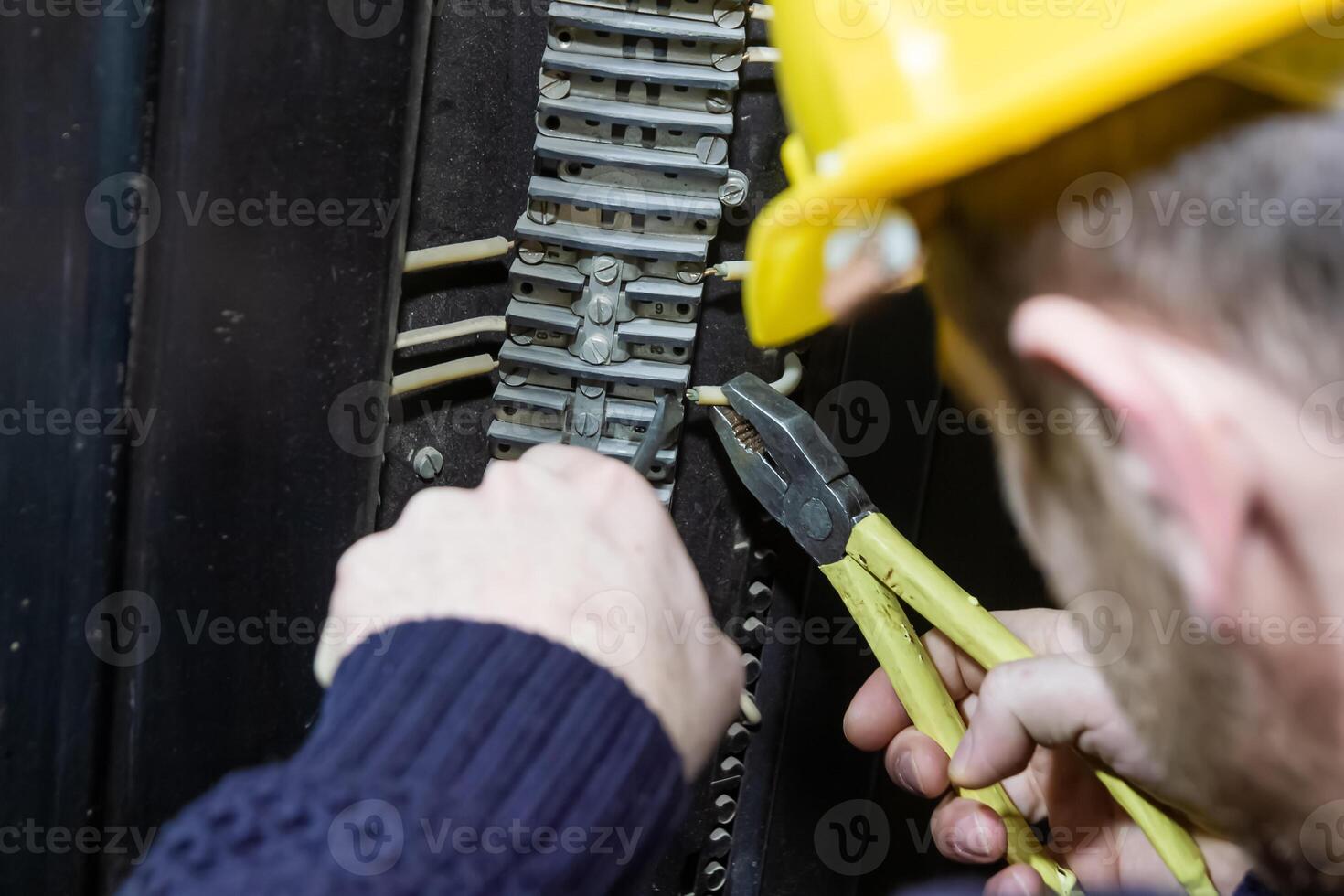 industriell Arbeiter beim das Arbeit im Fabrik foto