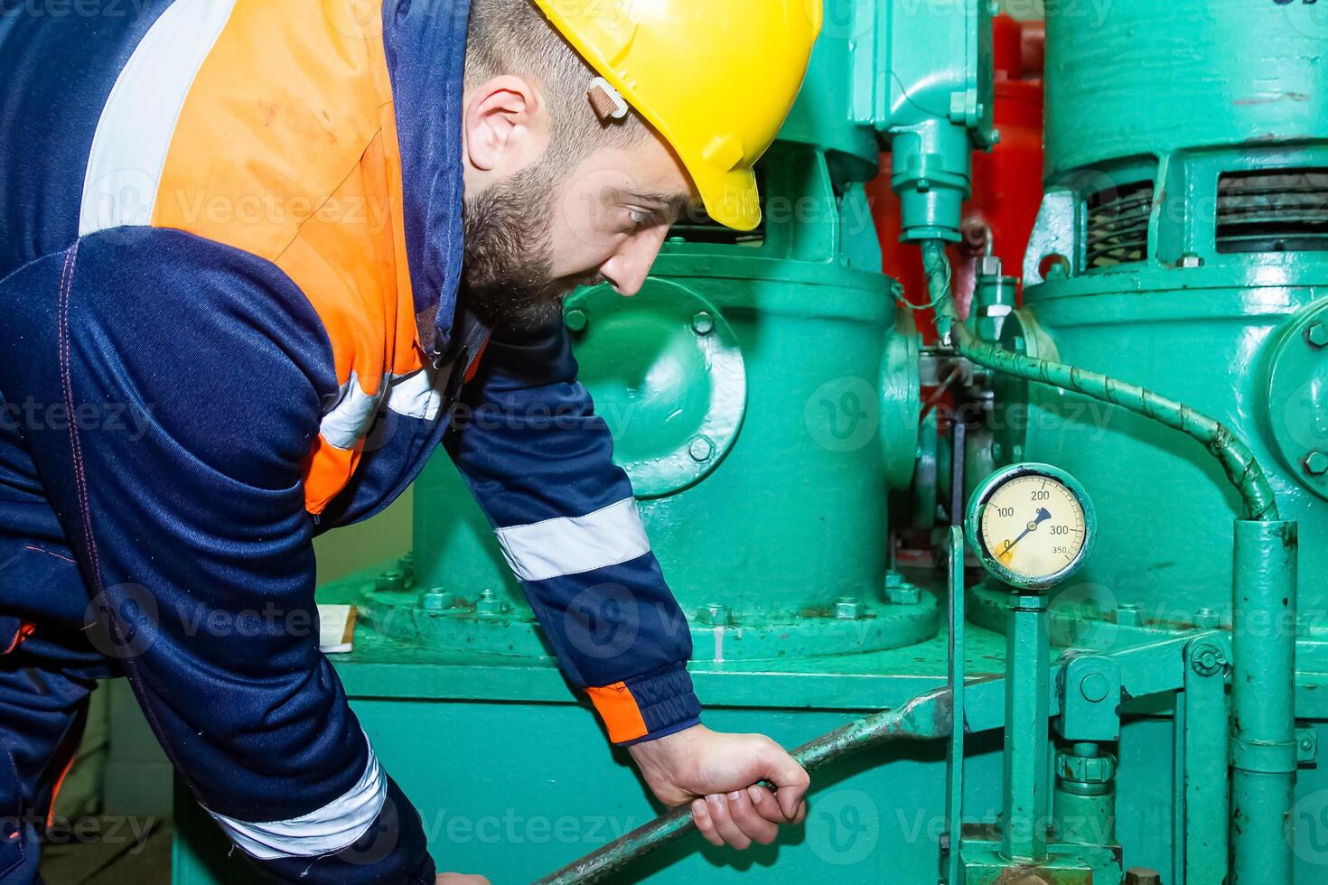 industriell Arbeiter beim das Arbeit foto