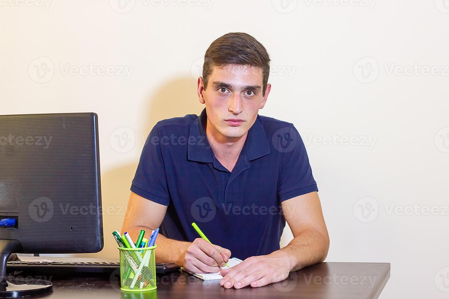 Person Arbeiten im Büro, Person beim das Arbeit foto