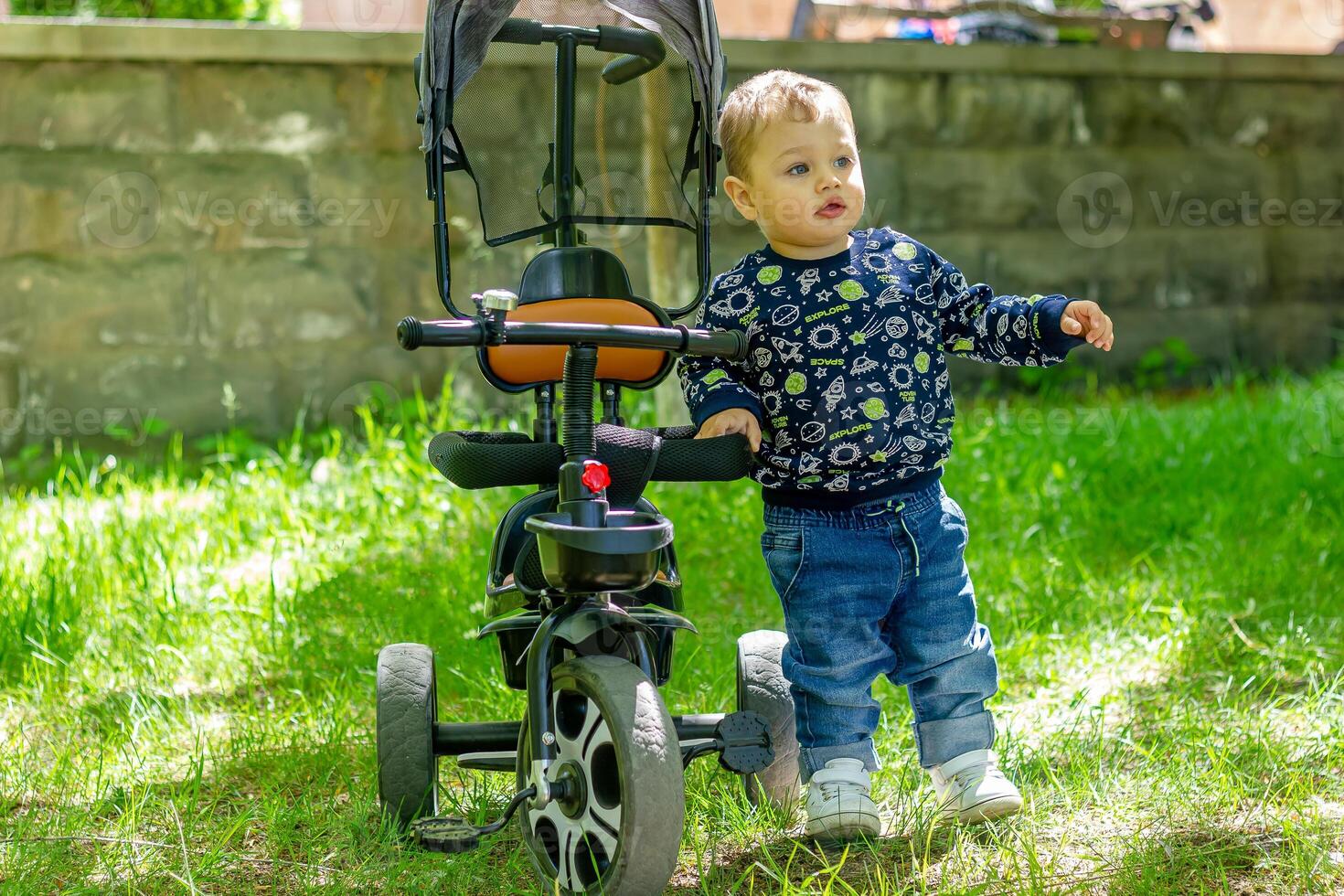 Kind spielen im das Garten, Kind spielen auf das Spielplatz foto