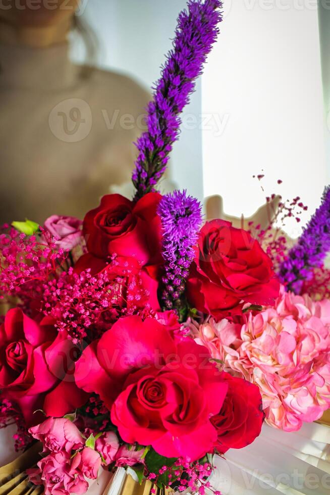 Vase mit rot und Rosa Blumen foto