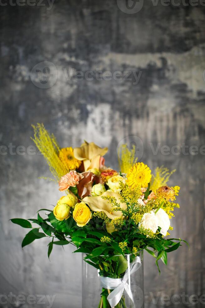 Vase mit Gelb und Weiß Blumen foto