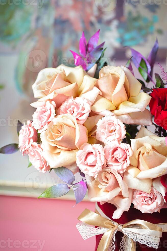 schön Strauß von Rosen im Vase auf Tabelle foto