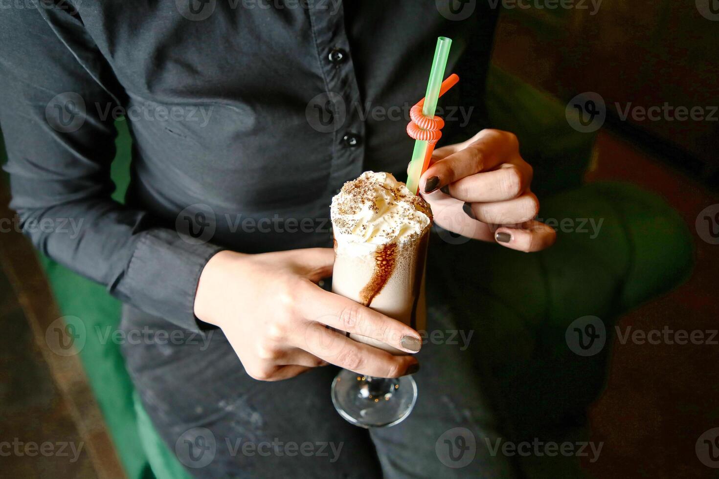 Person halten ein Getränk im ihr Hand beim ein Strand Party foto
