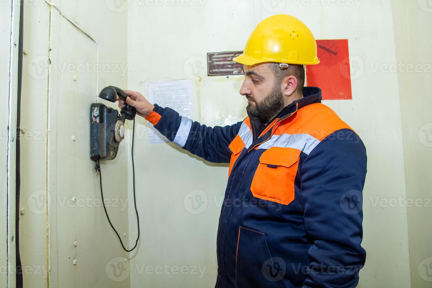 industriell Arbeiter beim das Arbeit foto