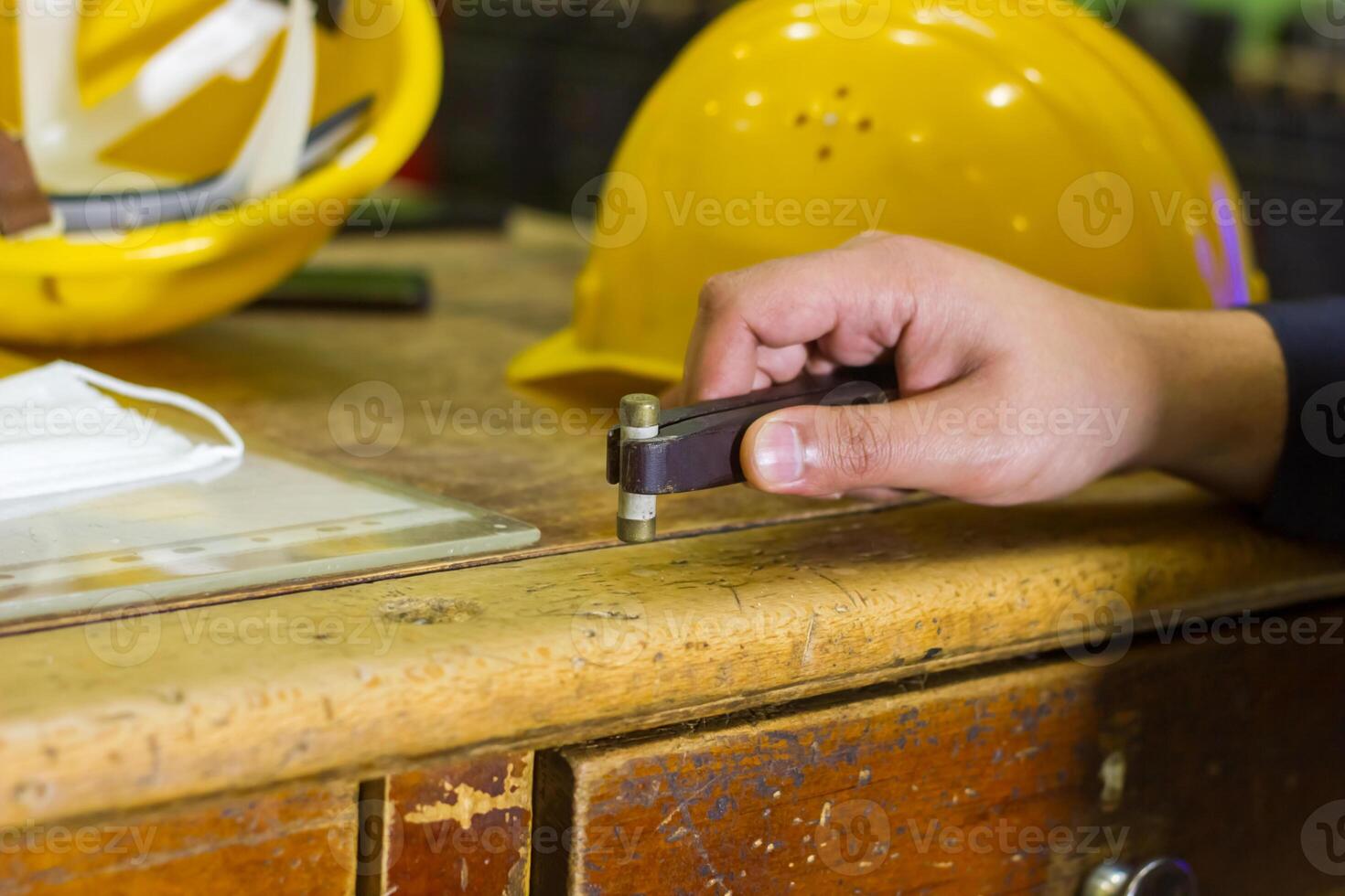 industriell Arbeiter beim das Arbeitsplatz foto