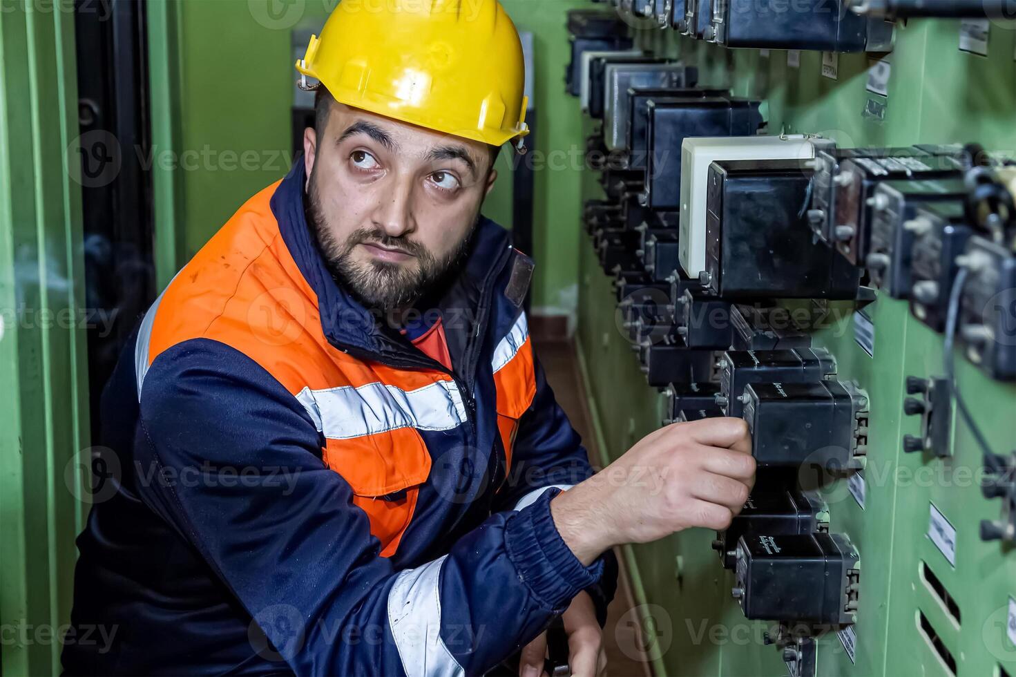 industriell Arbeiter beim das Arbeit im Fabrik foto