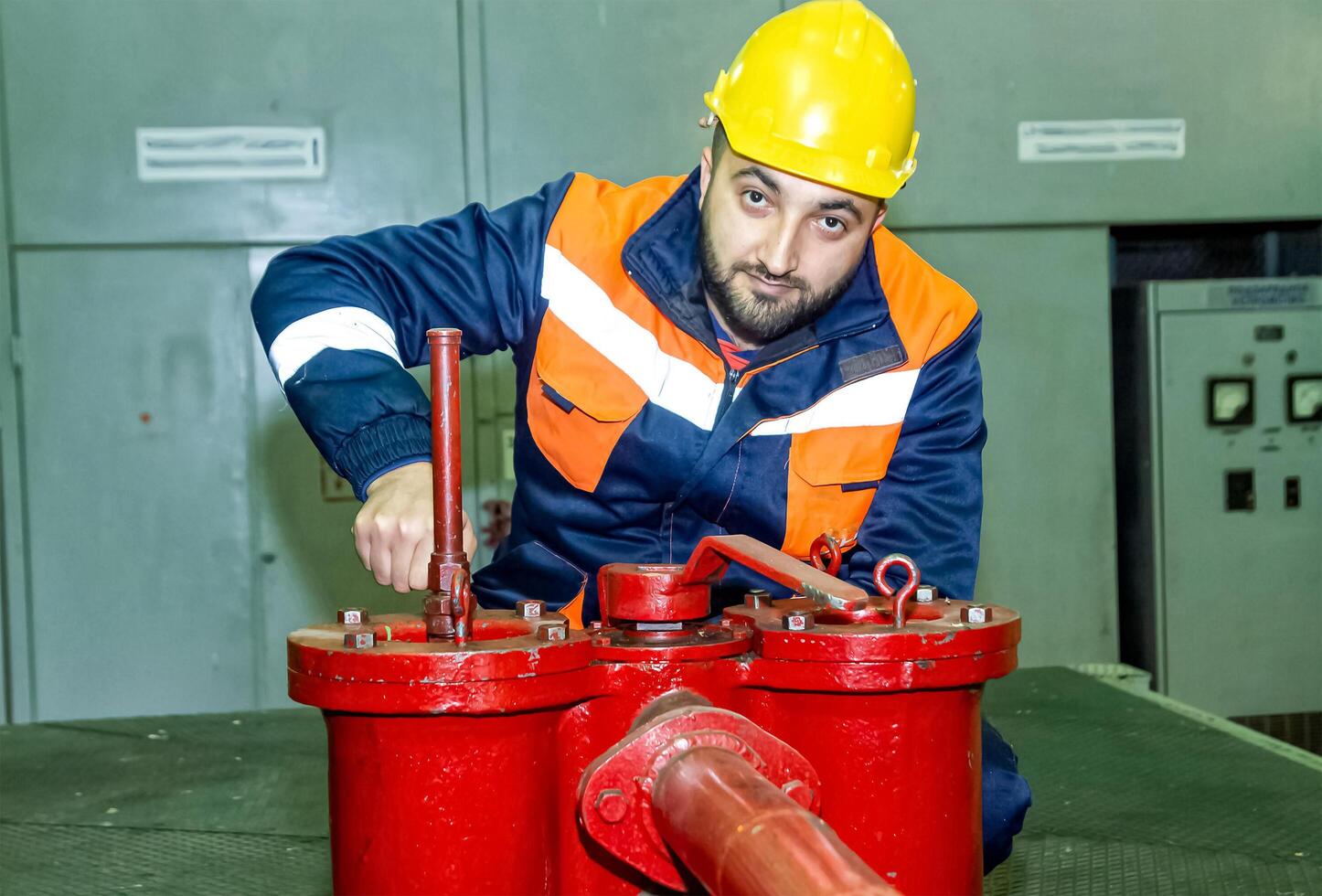 industriell Arbeiter beim das Arbeit im Fabrik foto