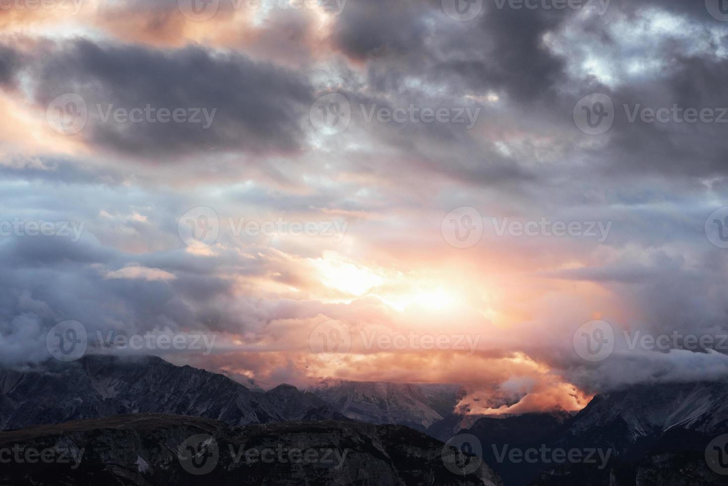 fantastische weite Sicht auf die Sonnenuntergangslichter erhellen die Wolken und schaffen eine gelb gefärbte Landschaft foto