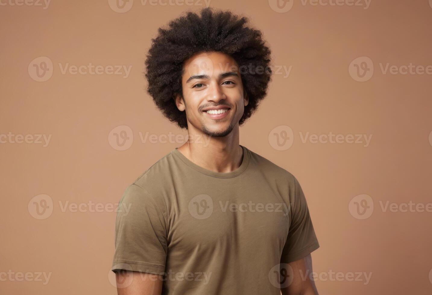 ai generiert ein Mann mit afro Haar tragen ein Olive Tee lächelnd beiläufig beim das Kamera. foto