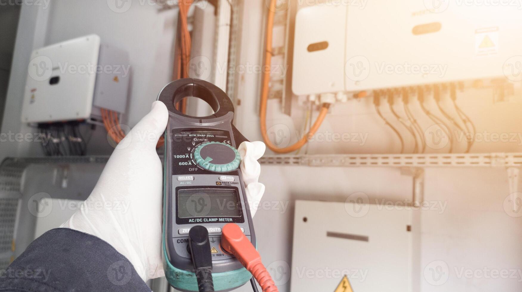 Überprüfung und Messung Solar- Paneele mit ein Multimeter, reparieren Leistung Kabel Linien im Solar- Panel Wechselrichter. foto