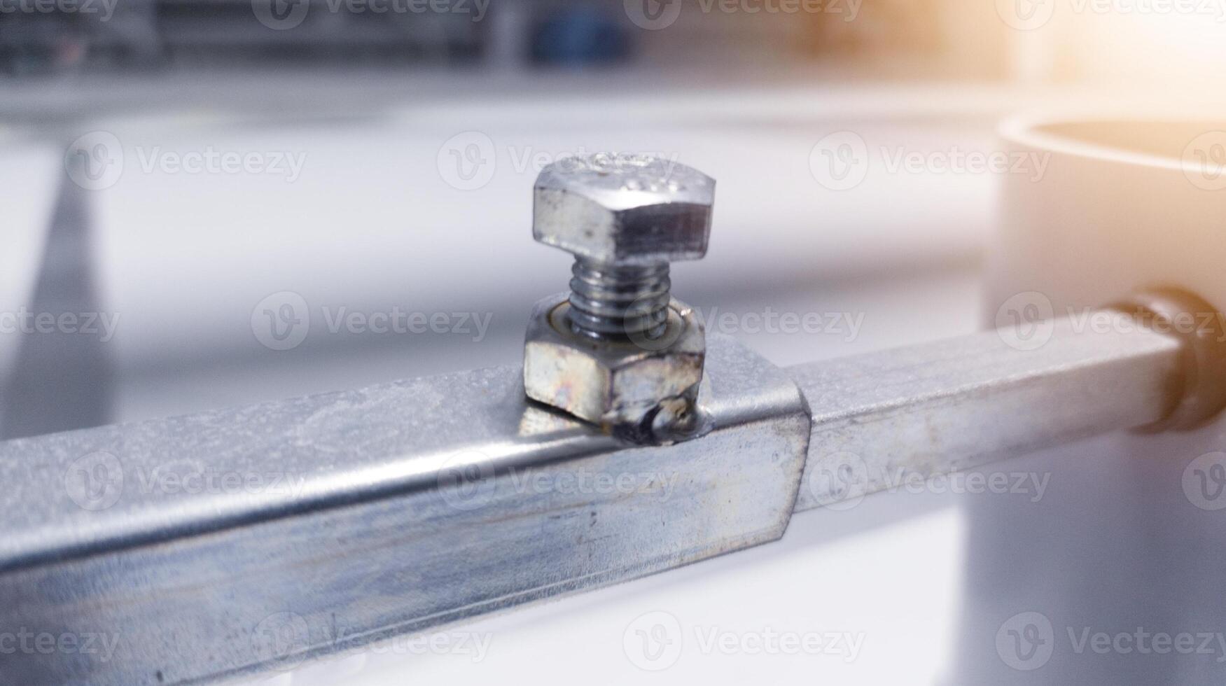 schließen oben das Schrauben Verriegelung das Eisen Verbindung auf das Hebel oder Verknüpfung Eisen damit Das es nicht Kommen Sie lose. foto