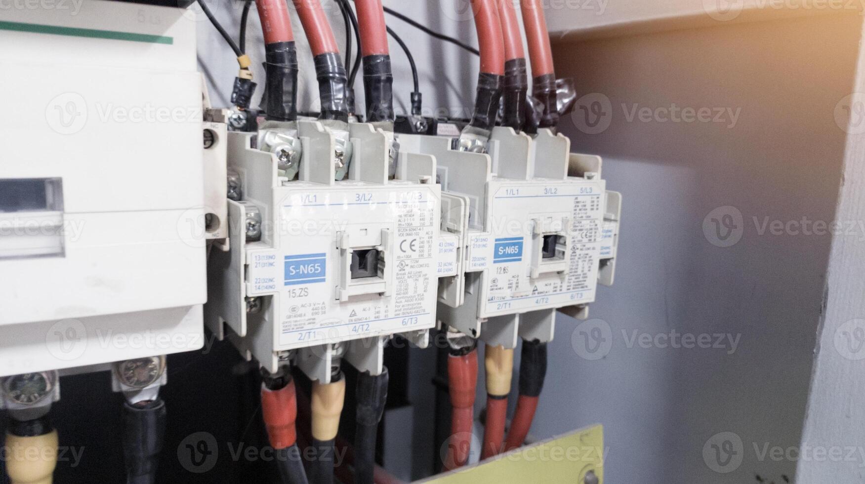 Installation das Main magnetisch Steckverbinder auf das elektrisch Panel Leistung Pflanze im Industrie. foto