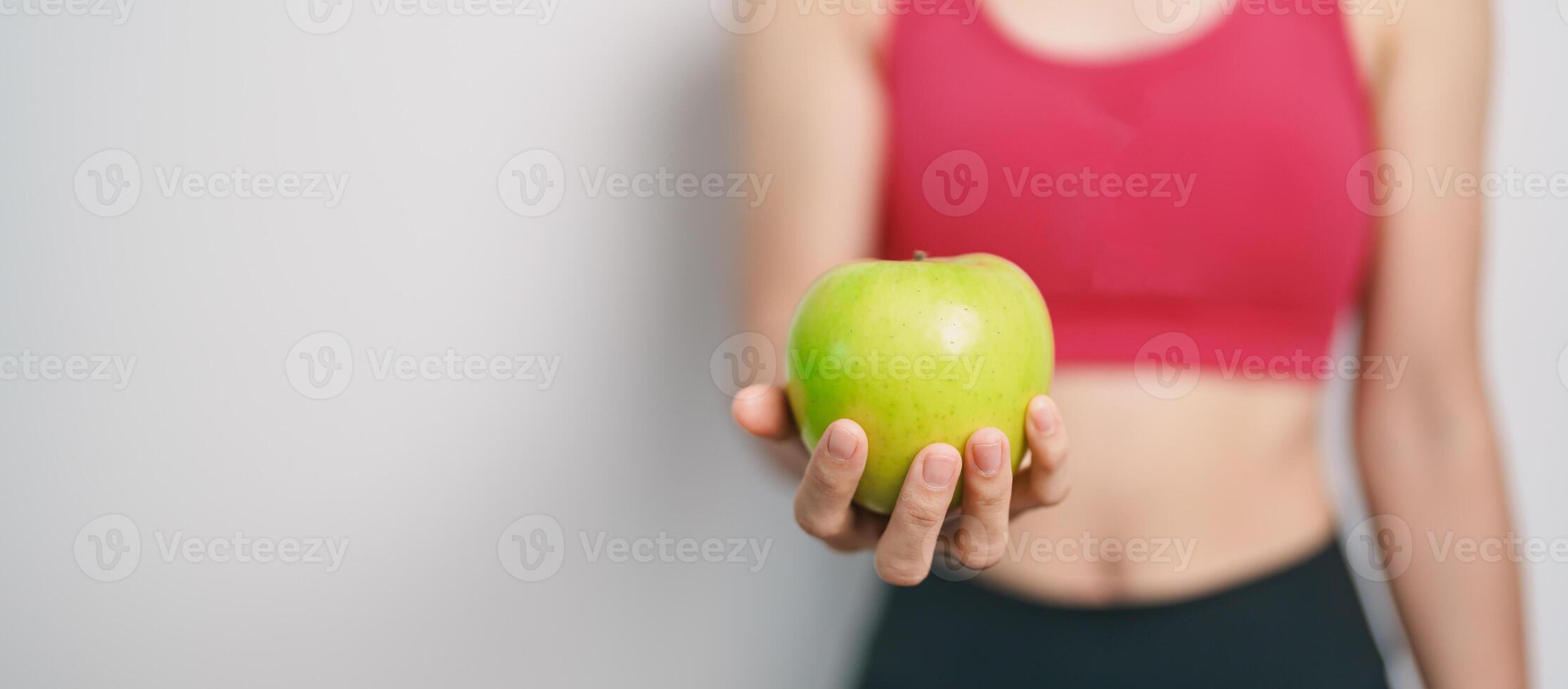 Frau Hand halt Grün Apfel, glücklich weiblich Fitness wählen Obst ist gesund Lebensmittel. Diät Kontrolle, Gewicht Verlust, Fettleibigkeit, Essen Lebensstil und Ernährung Konzepte foto