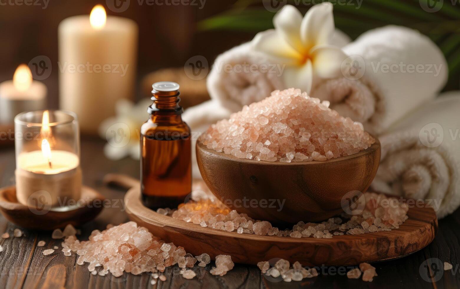 ein beruhigend Spa Szene mit Himalaya Salz, aromatisch wesentlich Öle, Frangipani Blütenblätter, und Sanft Kerzenlicht foto