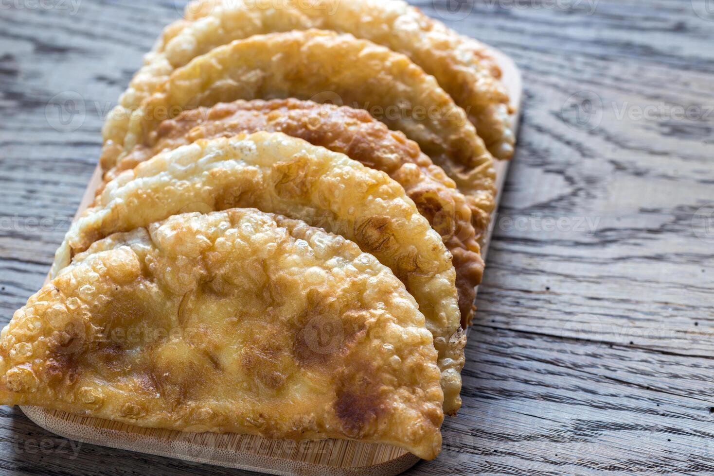 Stapel von Fleisch Pastetchen auf das hölzern Tafel foto