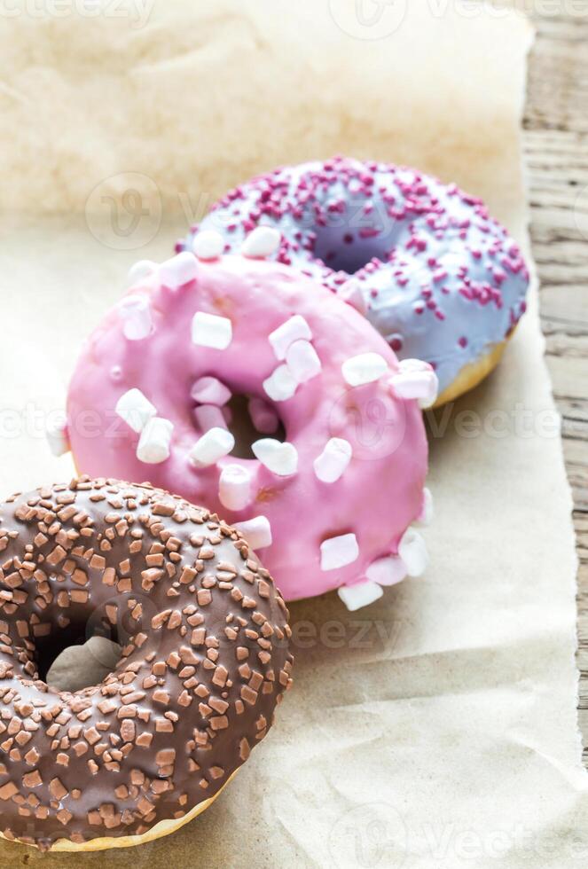 bunt Donuts auf das Backen Papier foto