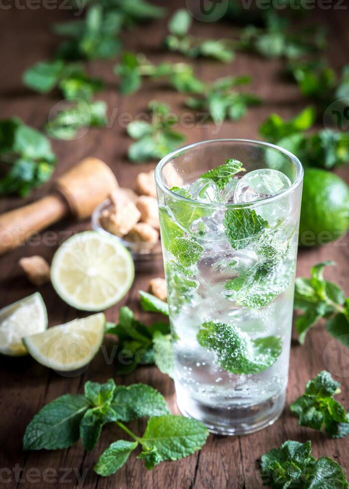 Glas Mojito mit Zutaten foto