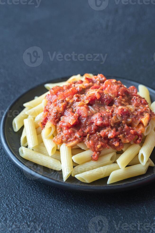 Portion von Penne mit arrabbiata Soße foto