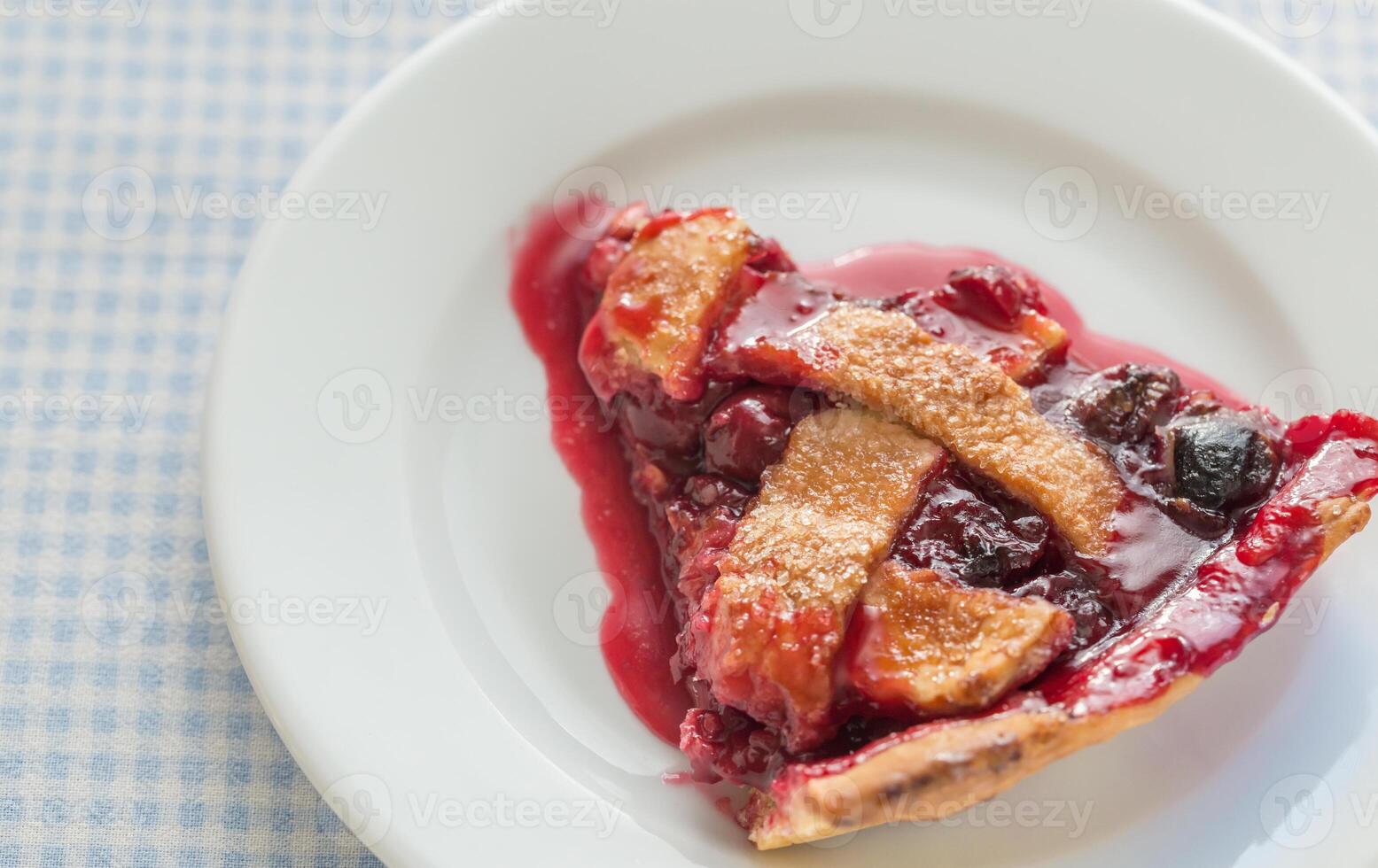 Kirsche Kuchen auf das Teller foto