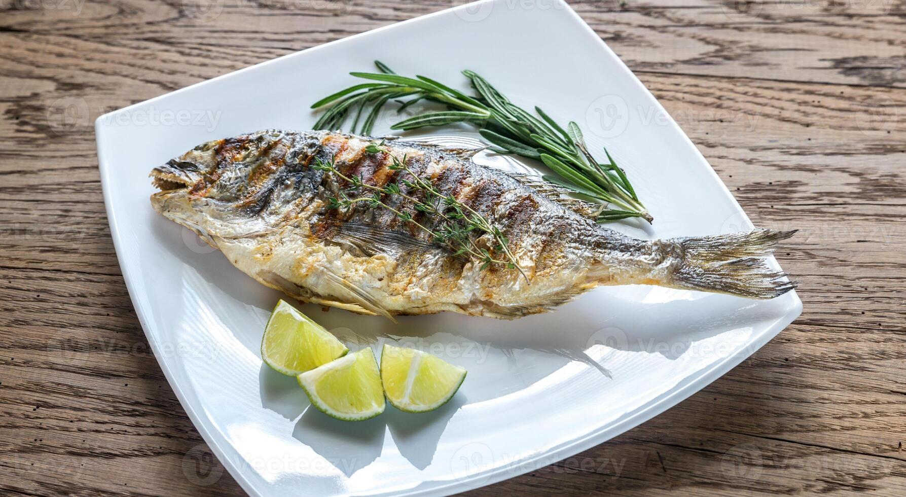 gegrillt dorade Royale Fisch auf das Teller foto