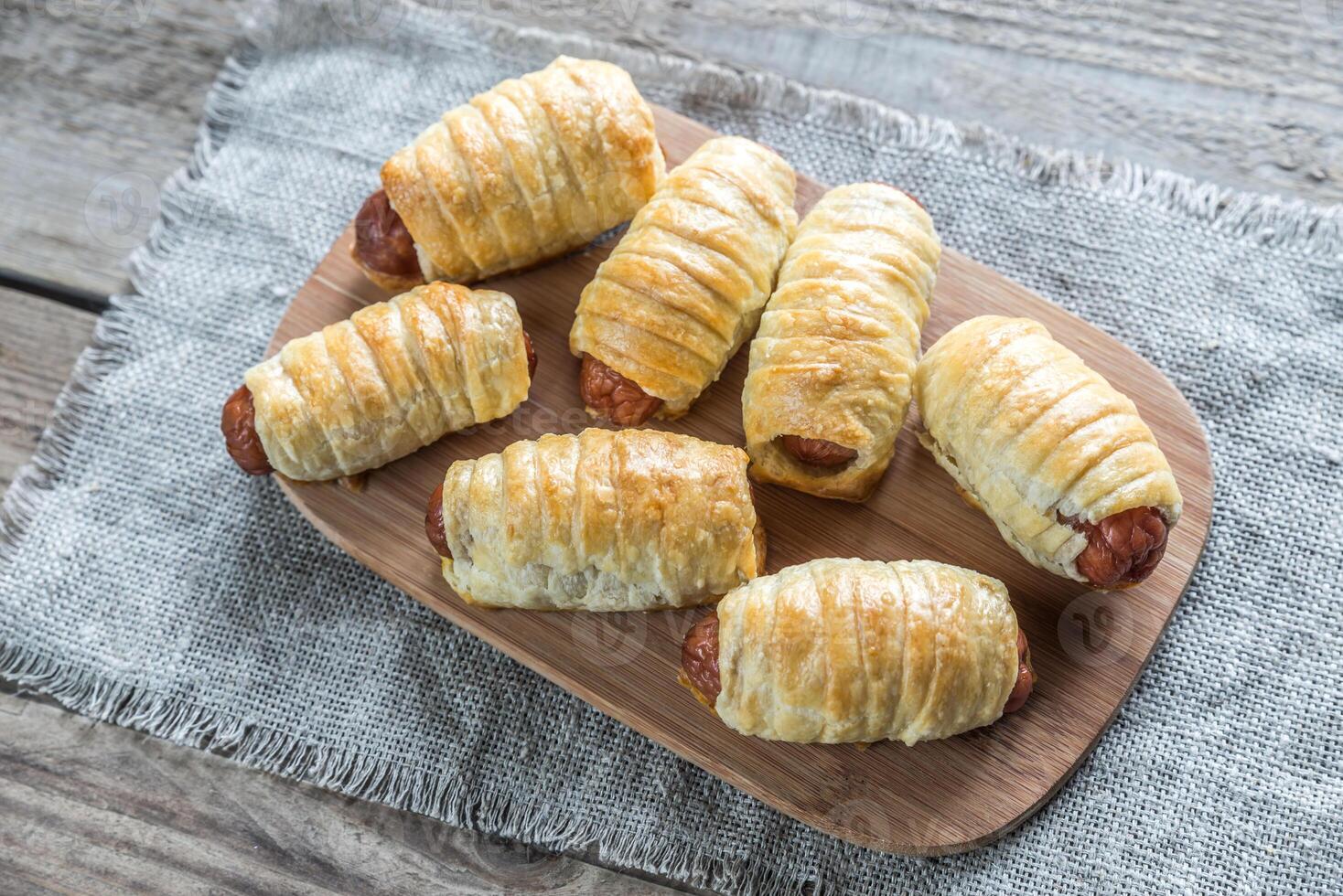 Schüssel mit Würstchen Rollen foto