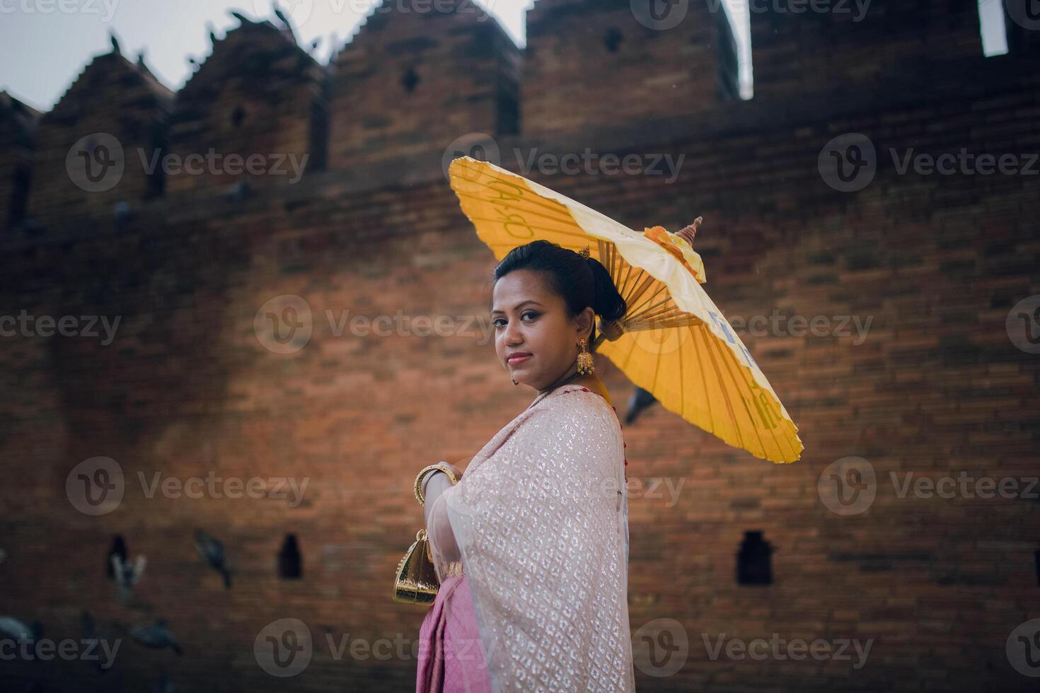 Mädchen im thailändisch Kostüm beim tha phae Tor alt Stadt im Chiang Mai Thailand foto