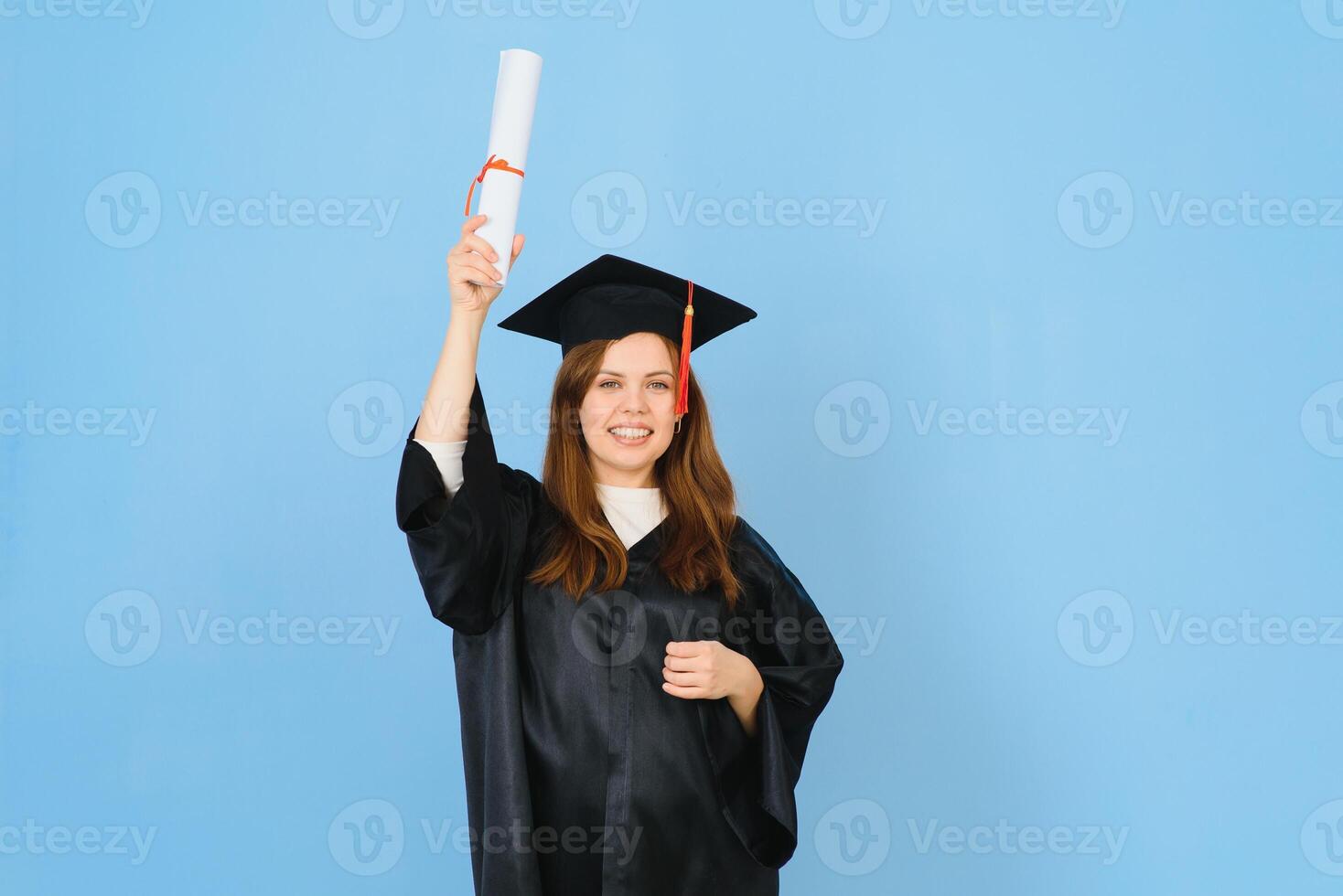 Frau Absolvent Schüler tragen Abschluss Hut und Kleid, auf Blau Hintergrund foto