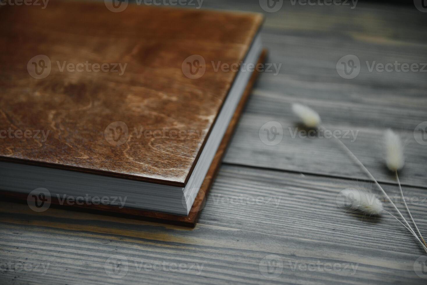 Luxus hölzern Foto Buch auf natürlich Hintergrund. Familie Erinnerungen Fotobuch. speichern Ihre Sommer- Ferien Erinnerungen. Foto Album Hochzeit Fotoalbum mit hölzern Abdeckung.