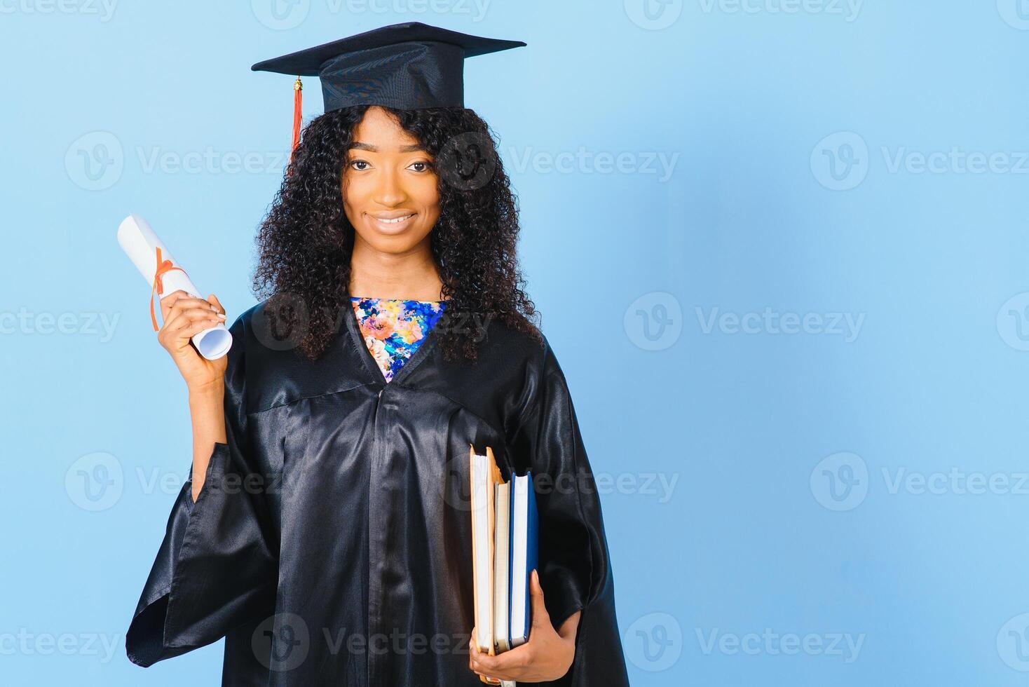 fröhliche afroamerikanische Doktorandin mit Diplom in der Hand foto